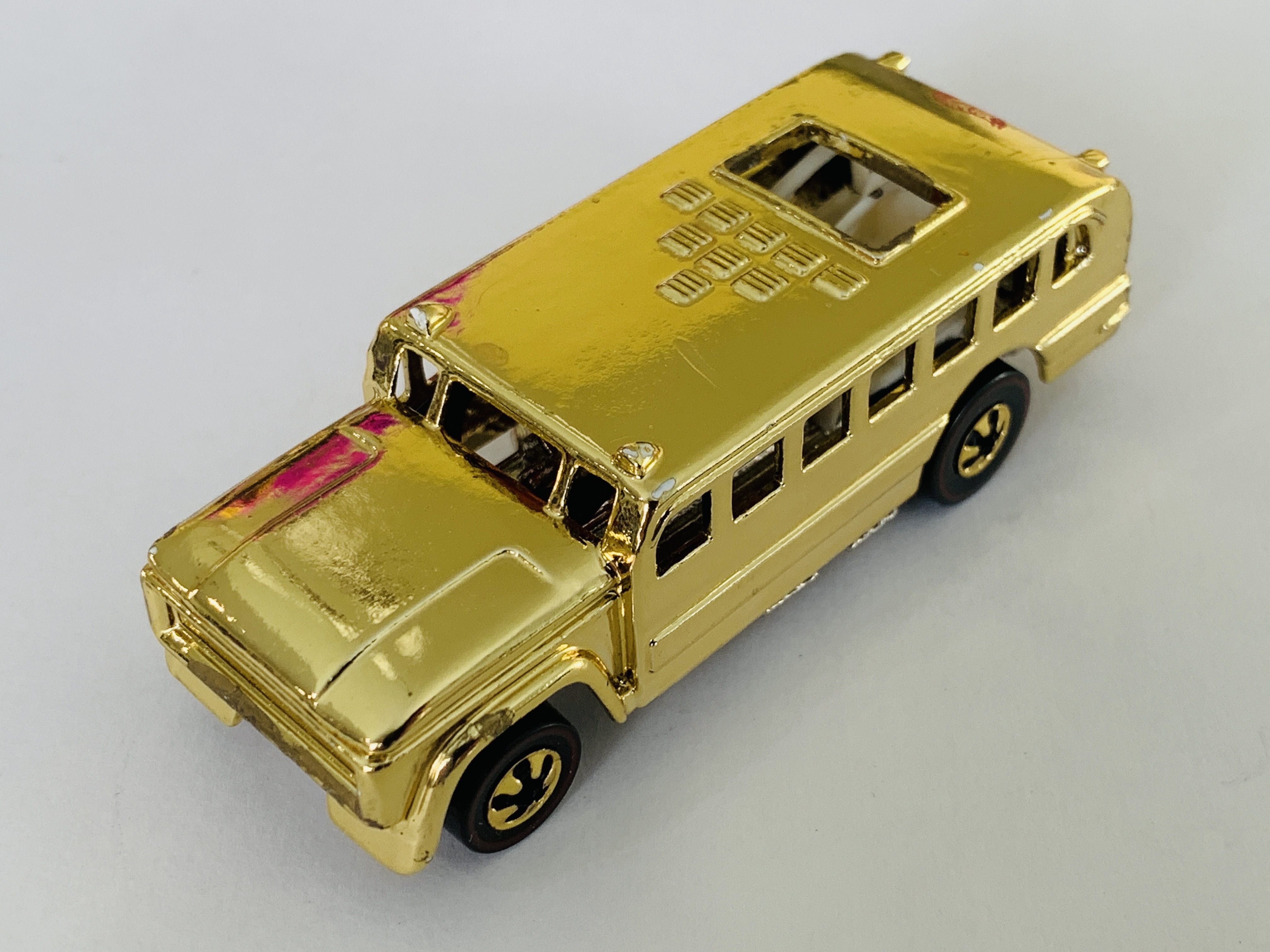 Hot Wheels FAO Schwarz Gold Series S' Cool Bus