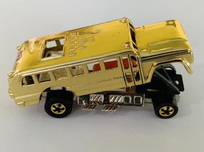 Hot Wheels FAO Schwarz Gold Series II S' Cool Bus 1