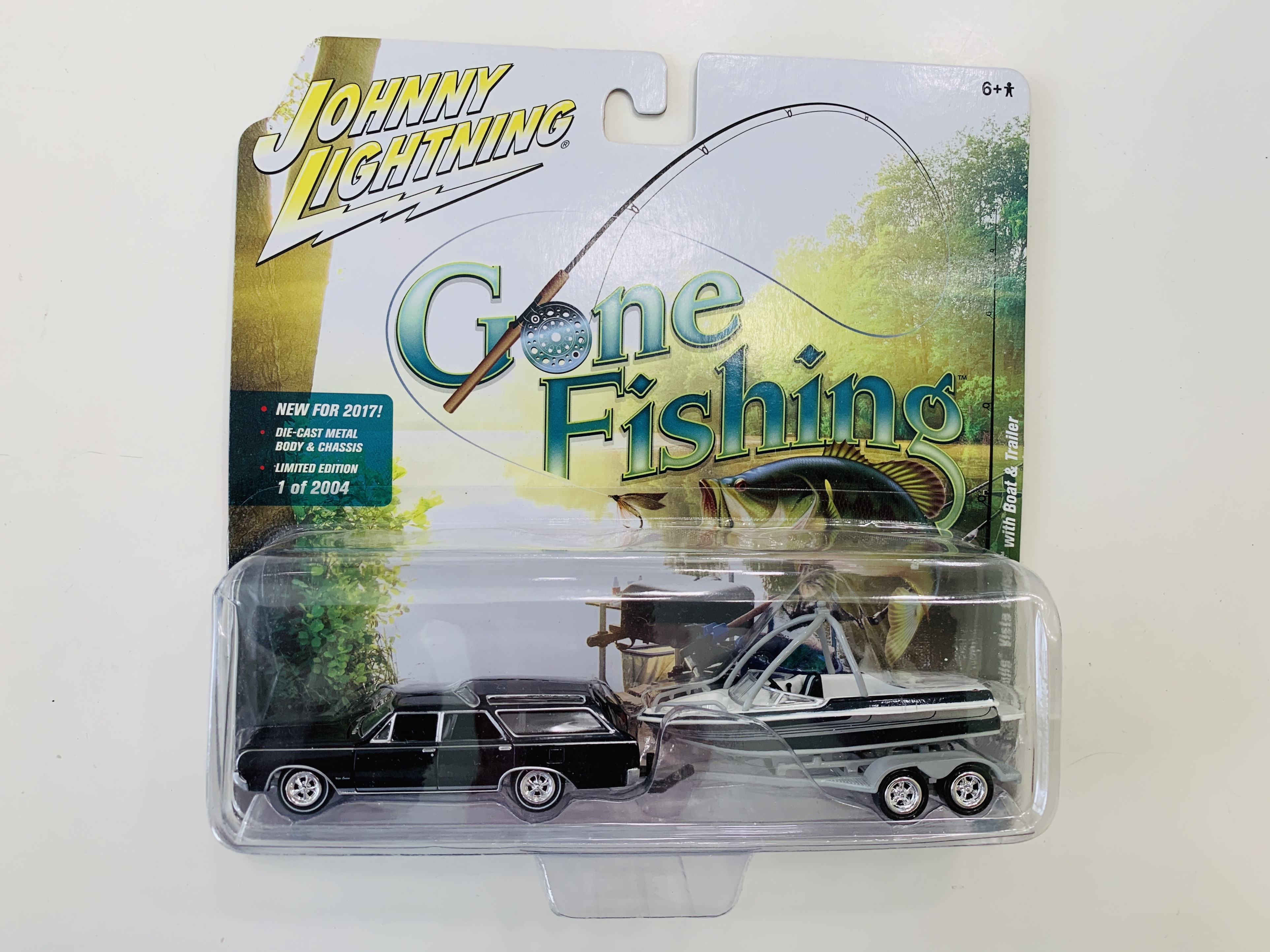 Johnny Lightning Gone Fishing 1964 Oldsmobile Vista Cruiser With Boat & Trailer